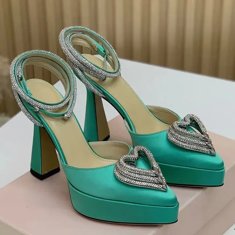 プラットフォームクリスタル愛の装飾サンダルセクシーなポインテ - Pointed Toe Flat のレビューと価格